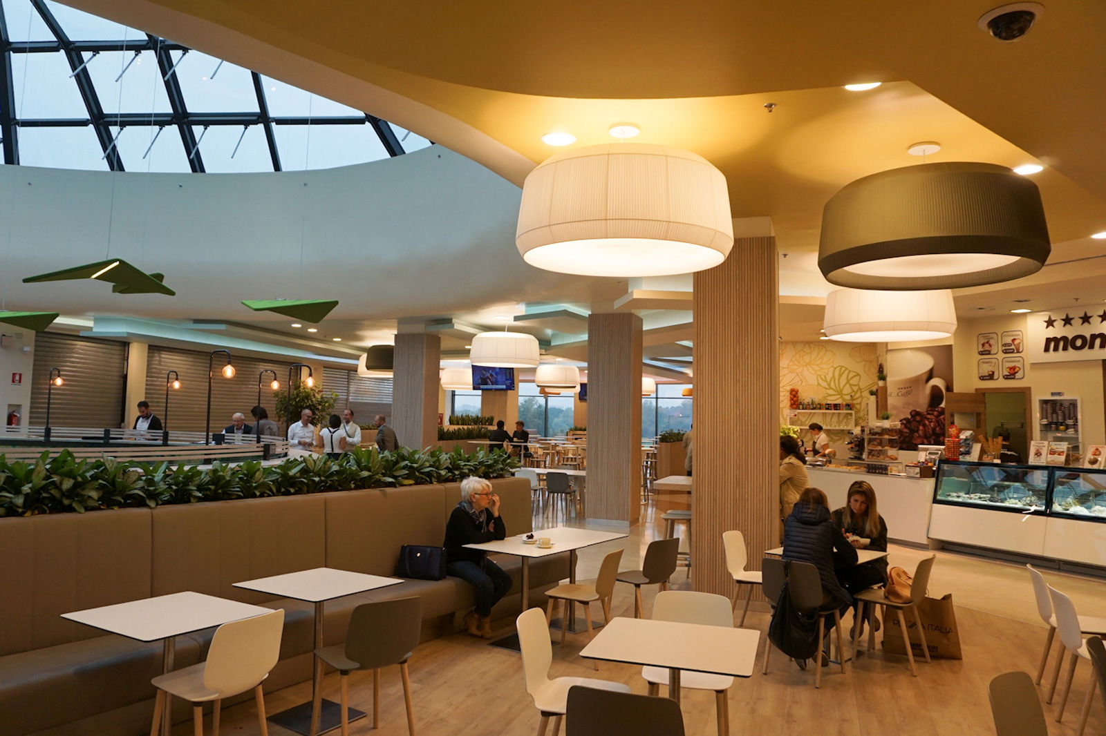 Progetto esecutivo di restyling della food court del centro commerciale Galleria Borromea Peschiera Borromeo (MI) Traumfabrik studio associato Milano