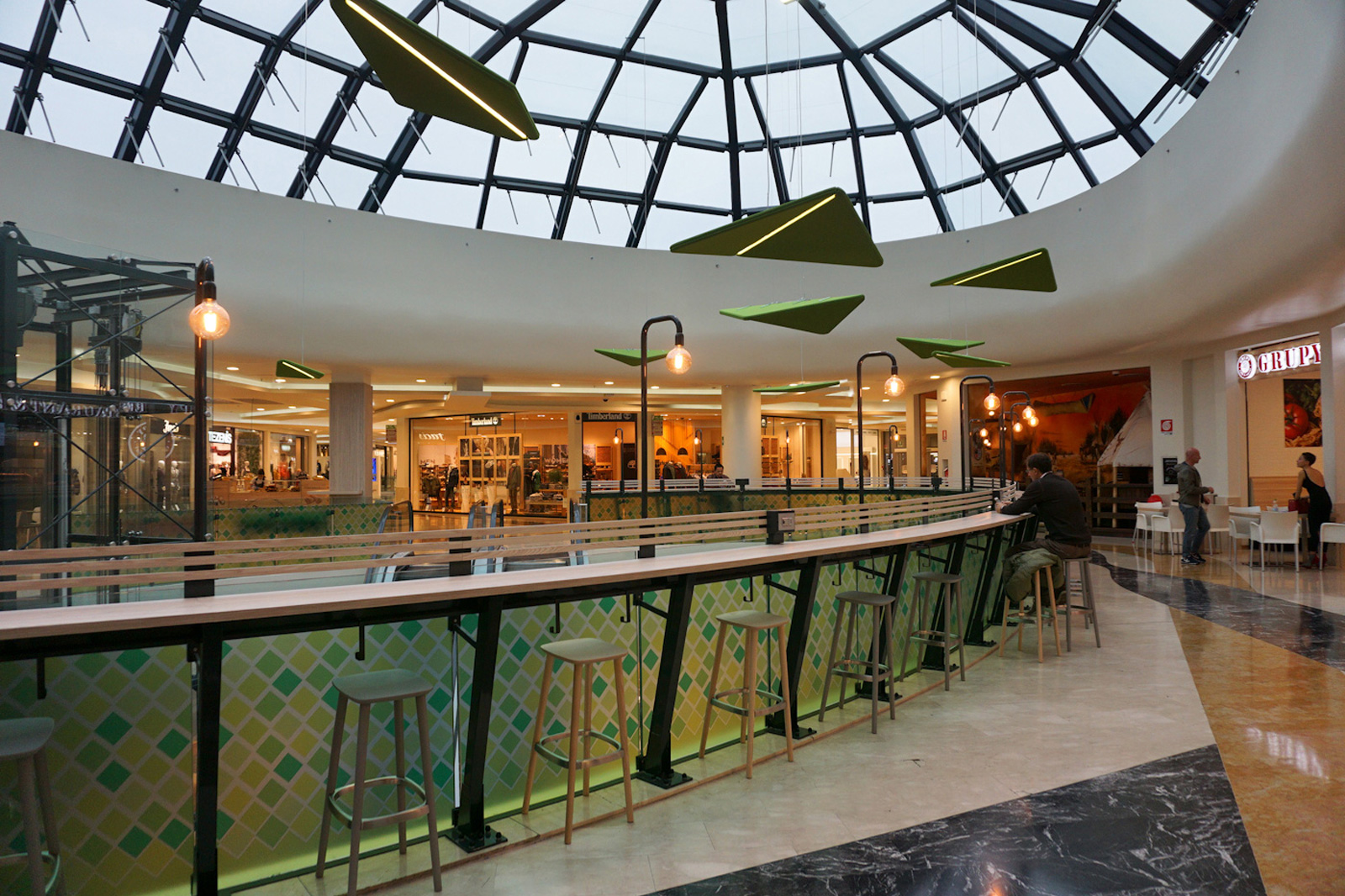 Progetto esecutivo di restyling della food court del centro commerciale Galleria Borromea Peschiera Borromeo (MI) Traumfabrik studio associato Milano