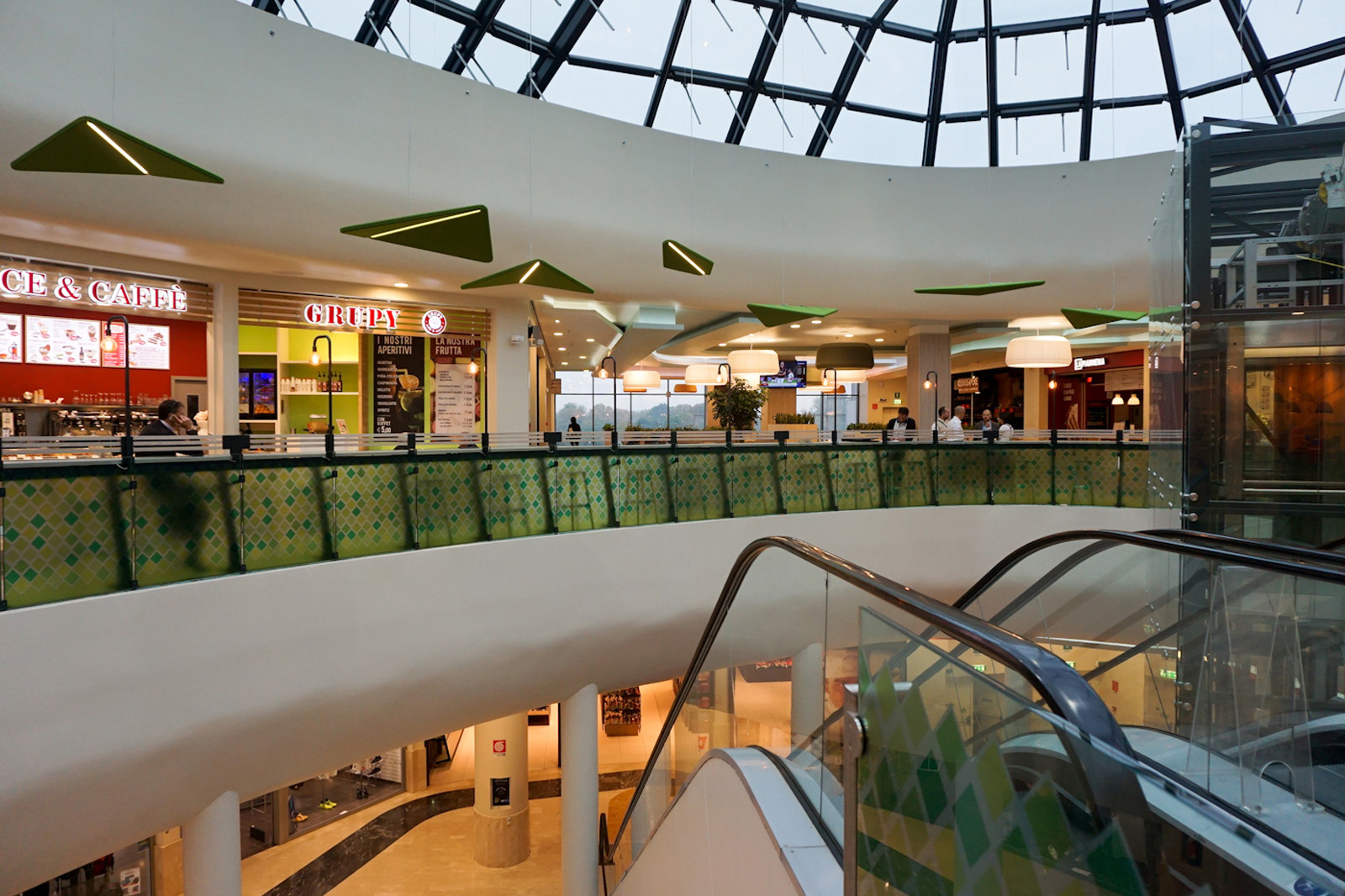 Progetto esecutivo di restyling della food court del centro commerciale Galleria Borromea Peschiera Borromeo (MI) Traumfabrik studio associato Milano
