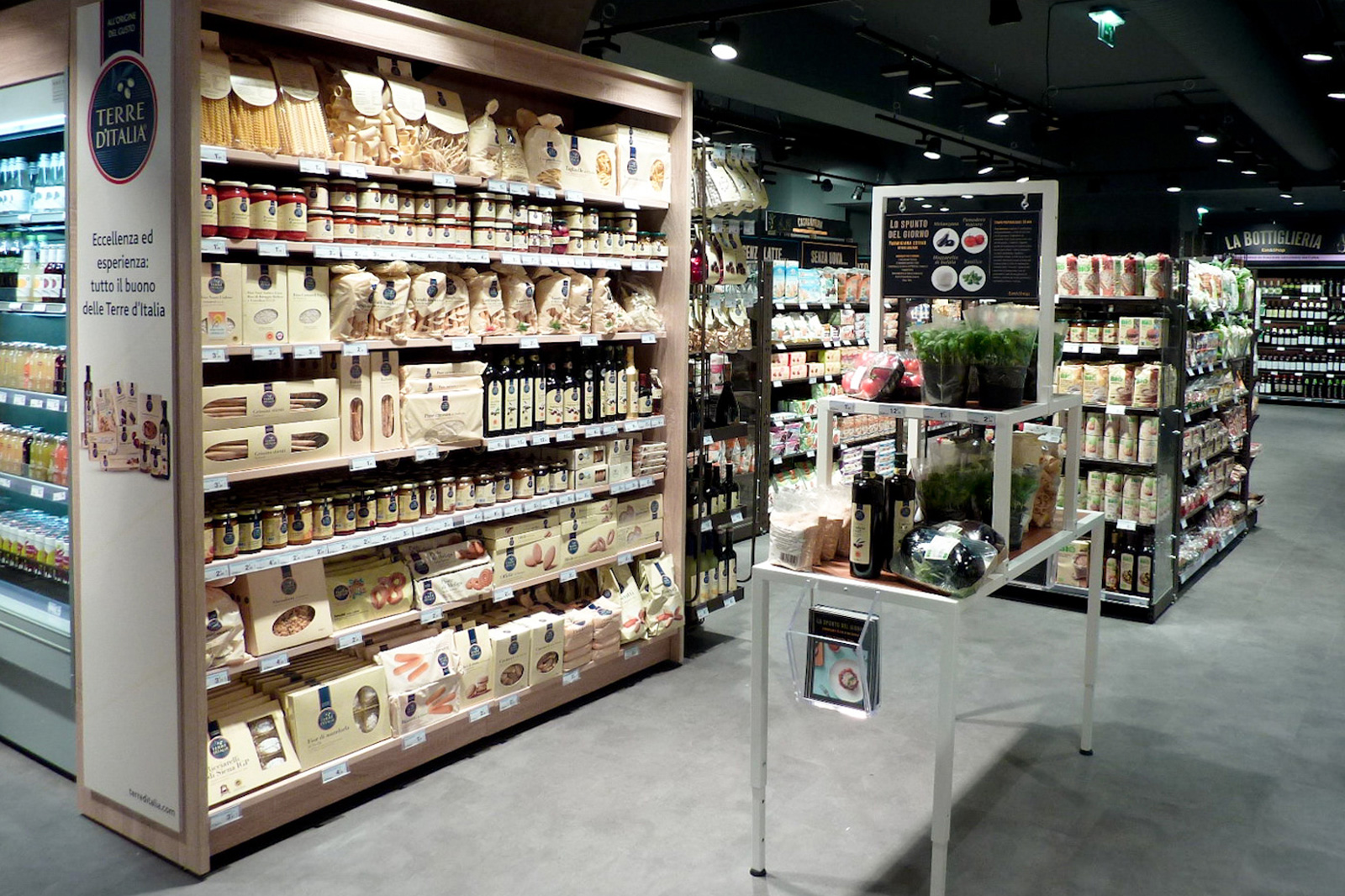 Ristrutturazione con aggiornamento layout su modello Eat & Shop via San Marco (MI) Traumfabrik studio associato Milano