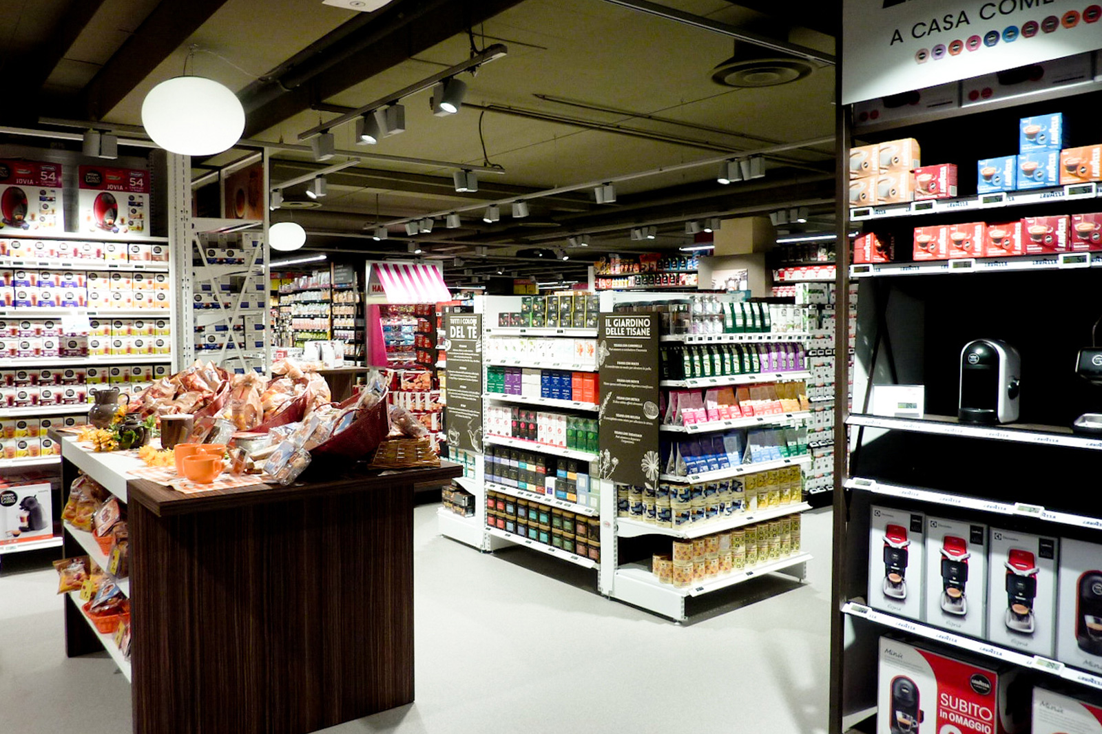 Ristrutturazione con rifacimento layout Carrefour Market modello Gourmet via Bezzi Milano Traumfabrik studio associato Milano