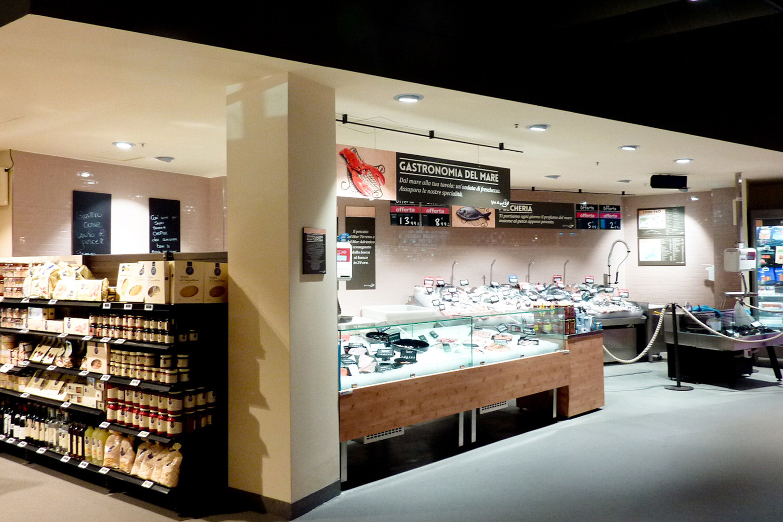 Ristrutturazione con rifacimento layout Carrefour Market modello Gourmet via Bezzi Milano Traumfabrik studio associato Milano