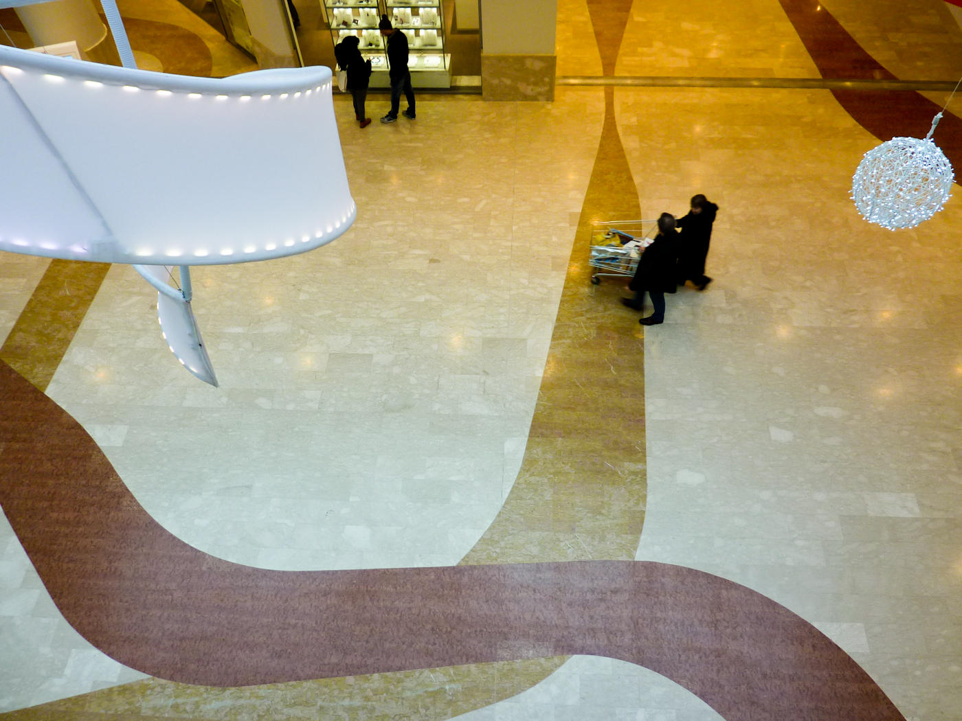 Pavimento di marmo progetto interni galleria Borromea Centro Commerciale Peschiera Borromeo Traumfabrik TF associati Milano